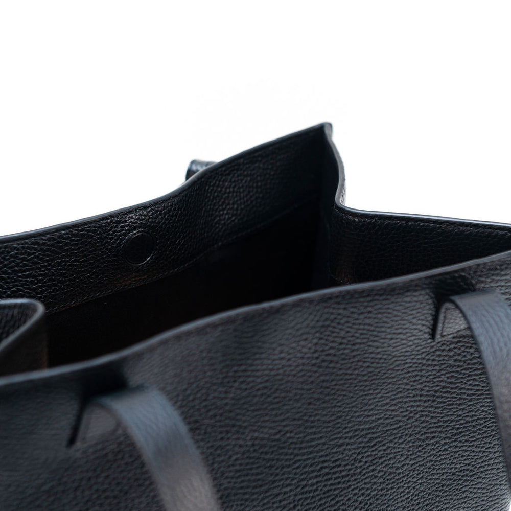 
                  
                    Bay Tote
                  
                